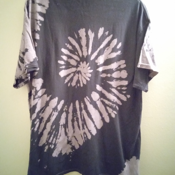 Womans L Kiss Graphic Black and White Tie-Dye Tee Relaxed Comfy Fit - Picture 4 of 4